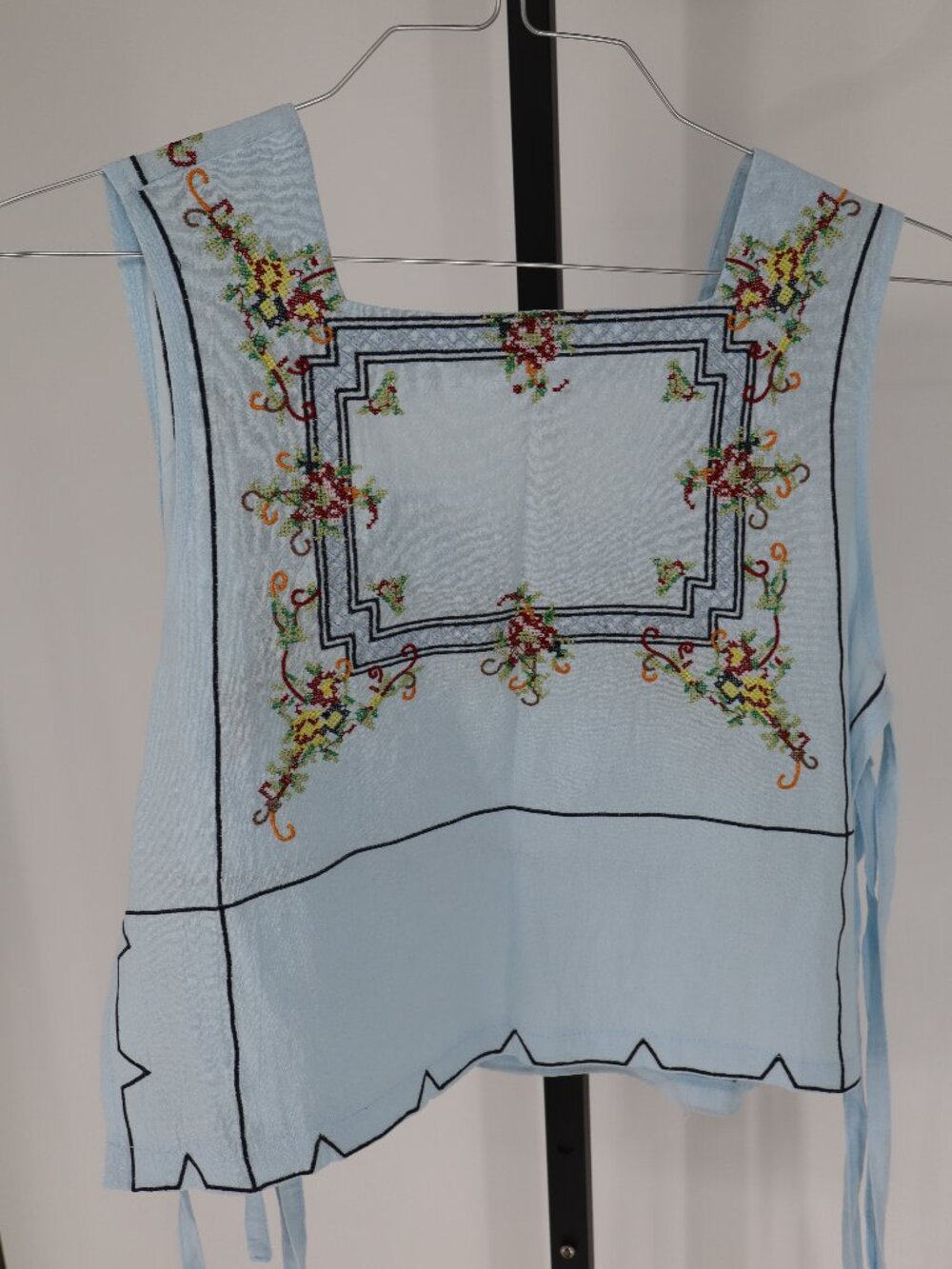 Cotton blend sleeveless crop top Floral embroidery and side ties   Sizer M